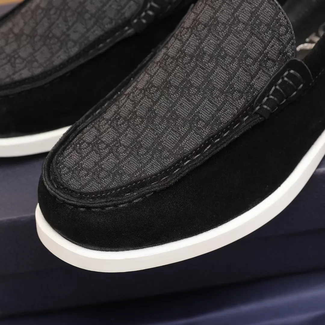Men's Men's Shoes 💰400 [New Style] 🏍️🏍️These Dior Granville loafers are casual formal shoes. Crafted from luxuriously soft beige suede, it features a beige Oblique print panel on the upper. The lightweight cream-white rubber sole is more sophisticated. The Dior Oblique pattern is engraved on the outsole to enhance the style, and the Dior logo is engraved on the back side. Adds elegance to any casual look.